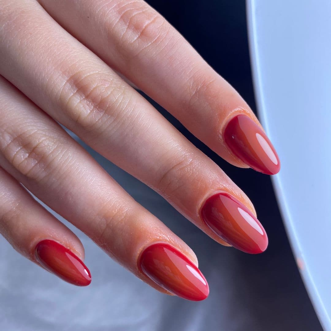 Móng gel màu đỏ trầm